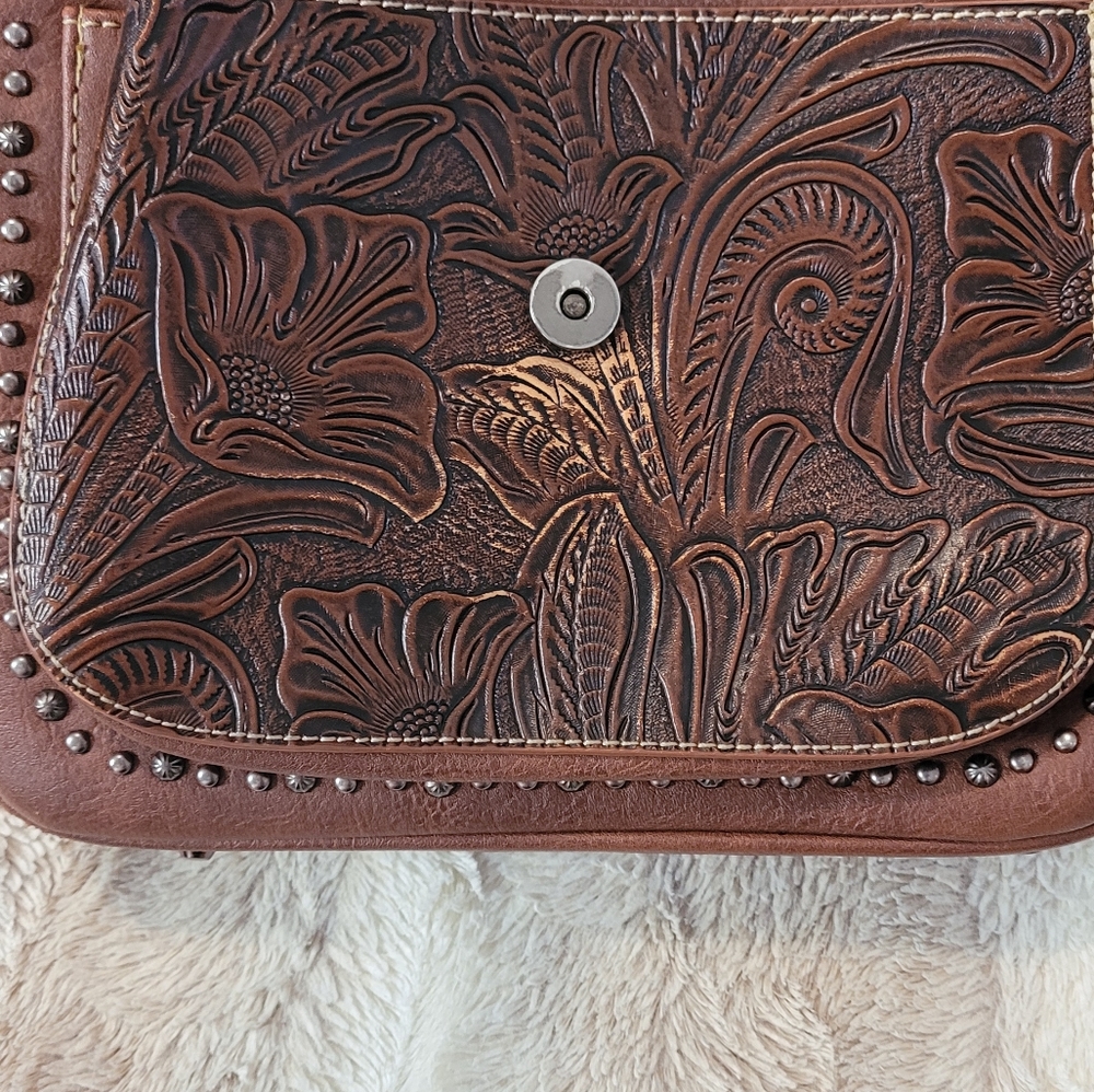 Trinity Ranch Crossbody 💛 - Picture 8 of 10